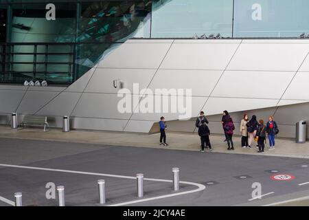 Touristes se tenant en face de BMW World, Munich, Allemagne, 22.4.22 Banque D'Images