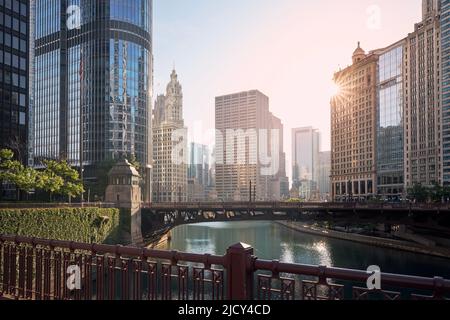 Ponts sur le fleuve Chicago au milieu de gratte-ciels. Horizon urbain au beau lever du soleil. Banque D'Images