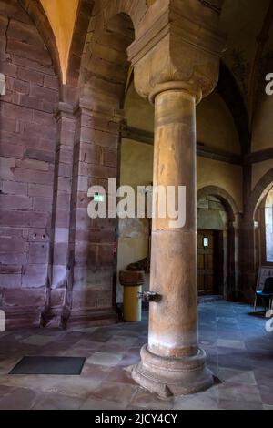 Capitale romane richement sculptée d'une colonne. Intérieur de l'ancienne église du monastère bénédictin à Marmoutier en Alsace. France. Sert maintenant de v Banque D'Images