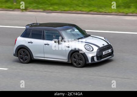 2021 blanc argent Mini Cooper S exclusive automatique 7 vitesses, 1998cc essence 2DR à hayon; conduite sur l'autoroute M6, Manchester, Royaume-Uni Banque D'Images