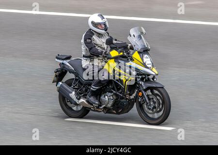 2017 Suzuki V-Strom 650 ; vélo de sport ; pilote de moto ; transport à deux roues, motos, véhicule, routes, motos, cyclistes circulant sur l'autoroute M6, Royaume-Uni Banque D'Images