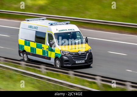 Renault Master LM35 DCI Business plus, ambulance NHS à grande vitesse répondant à l'incident sur l'autoroute M6 au Royaume-Uni Banque D'Images