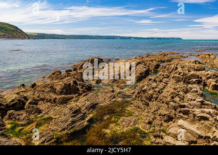 Vue panoramique sur la mer de Greencliff Beach, avec, les rochers exposés, les piscines de rochers et la vue sur la mer de Clovelly & Hartland point à Low Tide: Greencliff, Nr Bideford Banque D'Images