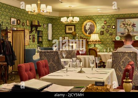 Intérieur d'un vieux restaurant avec lumière chaude Banque D'Images