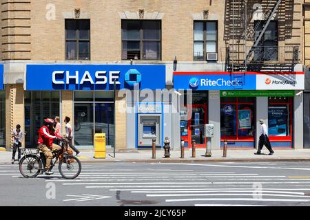 Chase Bank, 3200 Broadway, RiteCheck, 571 W 125th St, New York, NY. Un agent d'encaissement de chèques et de lotto à côté d'une succursale bancaire à Harlem Banque D'Images