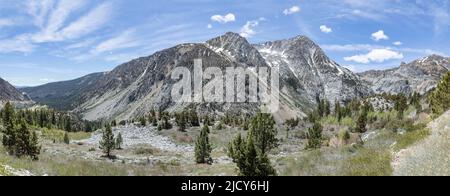 Vue panoramique sur les montagnes de Tioga Pass dans le parc national de Yosemite Banque D'Images