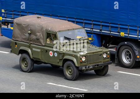 Armée britannique Land Rover LWB 110 sur l'autoroute M6 Royaume-Uni Banque D'Images