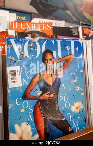 Barnes & Noble Booksellers sur Fifth Avenue à New York City dispose d'un grand choix de magazines, USA 2022 Banque D'Images