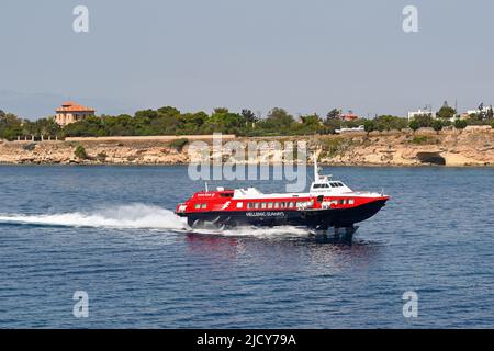 Aegina, Grèce, - Mai 2022 : ferry hydroglisseur rapide arrivant à l'île d'Athènes Banque D'Images