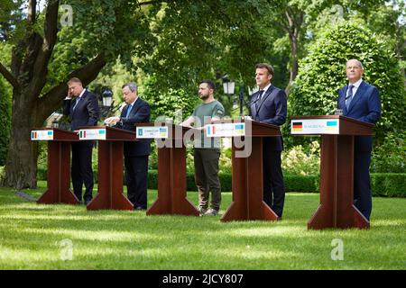 La guerre en Ukraine. Conférence de presse: De gauche à droite: Klaus JOHANNIS, Mario DRAGHI, Président Volodymyr SELENSKYJ (ZELENSKYY), Emmanuel MACRON.OLAF SCHOLZ. Le président Volodymyr SELENSKYJ (ZELENSKYY) reçoit le chancelier fédéral OLAF SCHOLZ, Emmanuel MACRON le président de la France) Mario DRAGHI (Premier ministre italien) et Klaus JOHANNIS (président Roumanie) sur 16 juin 2022. Rencontre du Président de l'Ukraine avec les Présidents de la France et de la Roumanie, le Chancelier de l'Allemagne et le Premier Ministre de l'Italie photo: Le Bureau présidentiel de l'Ukraine via SVEN SIMON Fotoagentur GmbH & Co. Pressefoto KG # Prinz Banque D'Images
