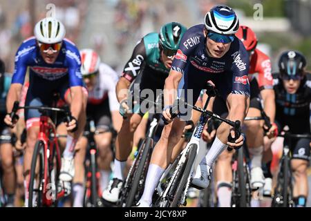 Knokke Heist, Belgique. 16th juin 2022. Le Belge Jasper Philipsen d'Alpecin-Fenix remporte la deuxième étape de la course cycliste Baloise Belgium Tour, 175,6km de Beveren à Knokke-Heist, jeudi 16 juin 2022. La visite de la Baloise Belgique a lieu du 15 au 19 juin. PHOTO DE BELGA DAVID STOCKMAN crédit: Belga News Agency/Alay Live News Banque D'Images