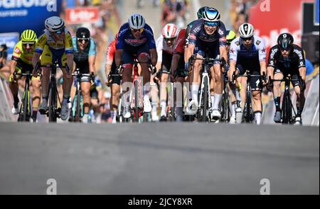 Knokke Heist, Belgique. 16th juin 2022. Le Belge Jasper Philipsen d'Alpecin-Fenix remporte la deuxième étape de la course cycliste Baloise Belgium Tour, 175,6km de Beveren à Knokke-Heist, jeudi 16 juin 2022. La visite de la Baloise Belgique a lieu du 15 au 19 juin. PHOTO DE BELGA DAVID STOCKMAN crédit: Belga News Agency/Alay Live News Banque D'Images