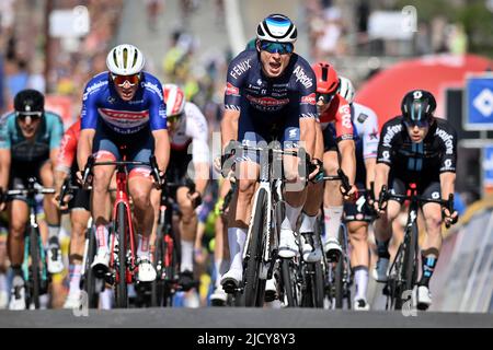 Knokke Heist, Belgique. 16th juin 2022. Le Belge Jasper Philipsen d'Alpecin-Fenix remporte la deuxième étape de la course cycliste Baloise Belgium Tour, 175,6km de Beveren à Knokke-Heist, jeudi 16 juin 2022. La visite de la Baloise Belgique a lieu du 15 au 19 juin. PHOTO DE BELGA DAVID STOCKMAN crédit: Belga News Agency/Alay Live News Banque D'Images