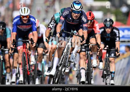 Knokke Heist, Belgique. 16th juin 2022. Le Belge Jasper Philipsen d'Alpecin-Fenix remporte la deuxième étape de la course cycliste Baloise Belgium Tour, 175,6km de Beveren à Knokke-Heist, jeudi 16 juin 2022. La visite de la Baloise Belgique a lieu du 15 au 19 juin. PHOTO DE BELGA DAVID STOCKMAN crédit: Belga News Agency/Alay Live News Banque D'Images
