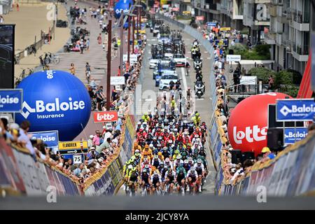 Knokke Heist, Belgique. 16th juin 2022. Le Belge Jasper Philipsen d'Alpecin-Fenix remporte la deuxième étape de la course cycliste Baloise Belgium Tour, 175,6km de Beveren à Knokke-Heist, jeudi 16 juin 2022. La visite de la Baloise Belgique a lieu du 15 au 19 juin. PHOTO DE BELGA DAVID STOCKMAN crédit: Belga News Agency/Alay Live News Banque D'Images