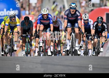 Knokke Heist, Belgique. 16th juin 2022. Le Belge Jasper Philipsen d'Alpecin-Fenix remporte la deuxième étape de la course cycliste Baloise Belgium Tour, 175,6km de Beveren à Knokke-Heist, jeudi 16 juin 2022. La visite de la Baloise Belgique a lieu du 15 au 19 juin. PHOTO DE BELGA DAVID STOCKMAN crédit: Belga News Agency/Alay Live News Banque D'Images