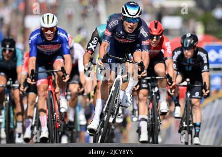 Knokke Heist, Belgique. 16th juin 2022. Le Belge Jasper Philipsen d'Alpecin-Fenix remporte la deuxième étape de la course cycliste Baloise Belgium Tour, 175,6km de Beveren à Knokke-Heist, jeudi 16 juin 2022. La visite de la Baloise Belgique a lieu du 15 au 19 juin. PHOTO DE BELGA DAVID STOCKMAN crédit: Belga News Agency/Alay Live News Banque D'Images