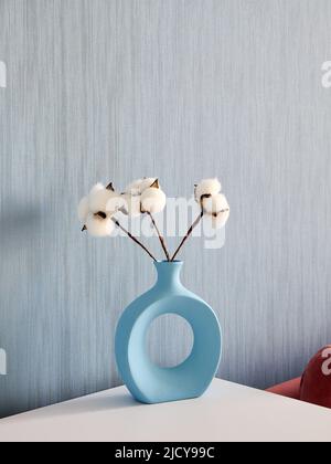 Supports en coton sur la table dans un vase bleu Banque D'Images