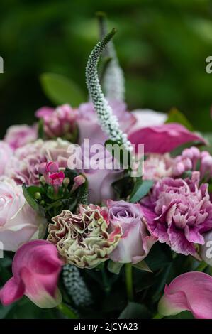 Bouquet de roses et de nénuphars de cala Banque D'Images