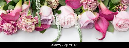 Bouquet de roses et de nénuphars de cala Banque D'Images