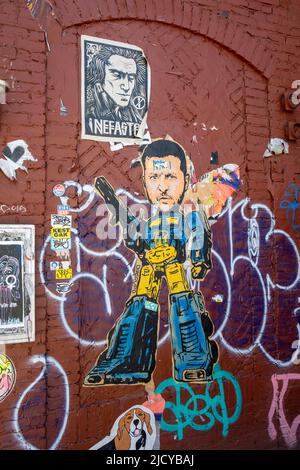 Affiche d'art de rue coupée en forme de Volodymyr Zelenskyy ou Zelenkyi comme un robot de transformation par de Grupo dans le quartier de Nolita de New York, Etats-Unis Banque D'Images