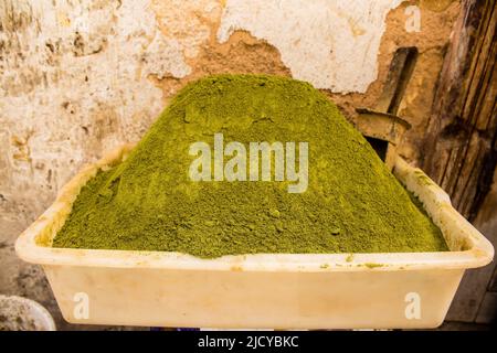 Fès, Maroc - 16 juin 2022 légumes vendus sur le marché dans la médina de Fès pendant l'épidémie de coronavirus frappant le Maroc, portant un masque est homme Banque D'Images