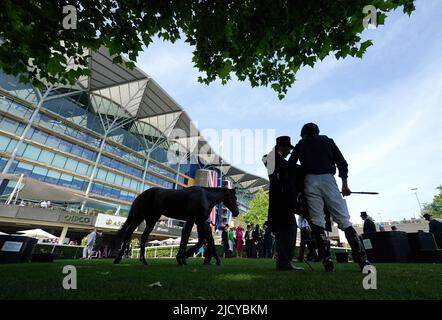 L'entraîneur Aidan O'Brien (à gauche) et le jockey Ryan Moore dans le défilé anneau après les mises de Hampton court pendant le troisième jour de Royal Ascot à l'hippodrome d'Ascot. Date de la photo: Jeudi 16 juin 2022. Banque D'Images