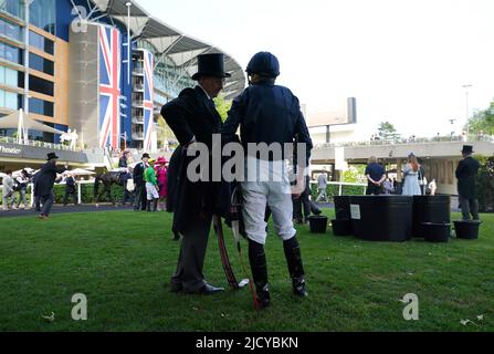 L'entraîneur Aidan O'Brien (à gauche) et le jockey Ryan Moore dans le défilé anneau après les mises de Hampton court pendant le troisième jour de Royal Ascot à l'hippodrome d'Ascot. Date de la photo: Jeudi 16 juin 2022. Banque D'Images