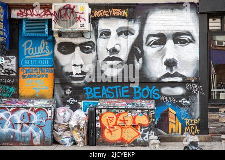 Art de la rue Beastie Boys graffiti mural par Danielle Matrion dans le Lower East Side de Manhattan, New York City, États-Unis d'Amérique. Banque D'Images