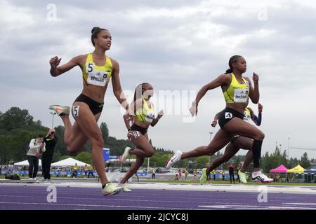 Shawnti Jackson, de Wakefield (NC), à droite, bat Autumn Wilson, de Dominic Savio Catholic (TX), à gauche, et Camryn Dickson, de Clear Bro0ok (TX), au centre, pour remporter le 100m filles en 11,35 lors du Brooks PR Invitational High School track meeting, mercredi 15 juin 2022, à Seattle. Jackson est la fille de Bershawn Jackson (non représenté). Banque D'Images