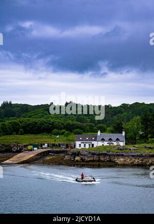 Ulva Ferry, île de Mull, Écosse – vue sur l'île d'Ulva, avec une traversée en ferry pour passagers jusqu'au restaurant Boathouse Inn sur l'île d'Ulva Banque D'Images