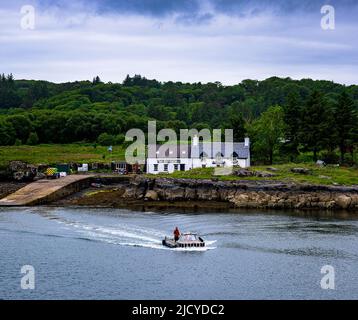 Ulva Ferry, île de Mull, Écosse – vue sur l'île d'Ulva, avec une traversée en ferry pour passagers jusqu'au restaurant Boathouse Inn sur l'île d'Ulva Banque D'Images