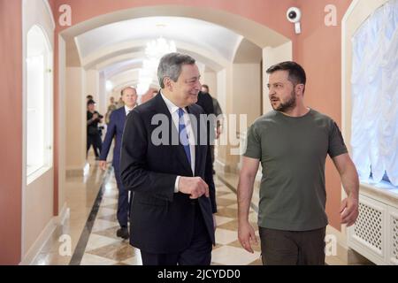 Kiev, Ukraine. 16th juin 2022. Le président ukrainien Volodymyr Zelenskyy marche avec le Premier ministre italien Mario Draghi lors de sa visite à Kiev, en Ukraine, à propos de 16 juin 2022. Photo via le Bureau de presse présidentiel ukrainien/UPI crédit: UPI/Alay Live News Banque D'Images