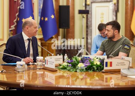 Kiev, Ukraine. 16th juin 2022. La chancelière allemande OLAF Scholz (L) rencontre jeudi 16 juin 2022 avec le président ukrainien Volodymyr Zelenskyy à Kiev, en Ukraine. Photo via le Bureau de presse présidentiel ukrainien/UPI crédit: UPI/Alay Live News Banque D'Images