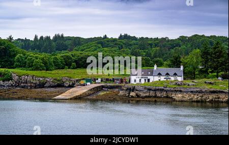 Ulva Ferry, île de Mull, Écosse – vue sur l'île d'Ulva, avec une traversée en ferry pour passagers jusqu'au restaurant Boathouse Inn sur l'île d'Ulva Banque D'Images