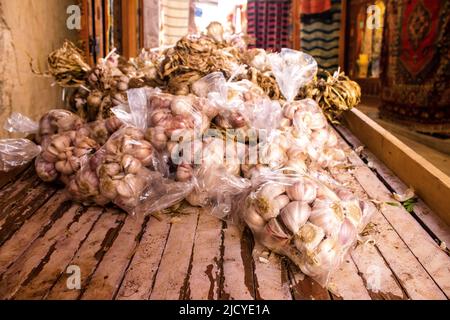 Fès, Maroc - 16 juin 2022 légumes vendus sur le marché dans la médina de Fès pendant l'épidémie de coronavirus frappant le Maroc, portant un masque est homme Banque D'Images