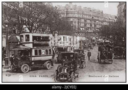 Vintage Paris trafic occupé carte postale 1910 Boulevard des Italiens, occupé avec des voitures taxis tour (double hauteur) bus et piétons. Embouteillage vintage Paris France Banque D'Images