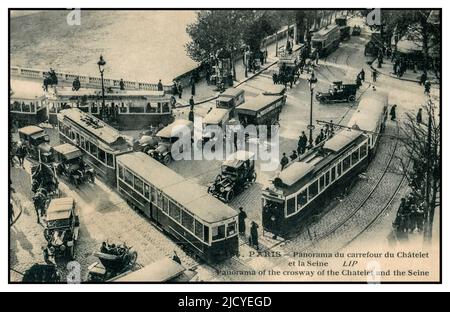 Carte postale du trafic de Paris vintage avec un embouteillage de véhicules tirés par des chevaux mélangés à des voitures, tramways et piétons. Panorama du Crosway de la place du Chatelet et de la Seine Paris France Banque D'Images