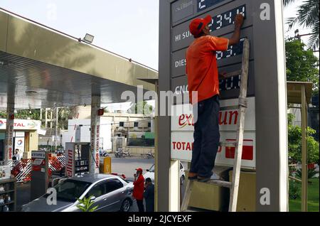 Travailleur changeant les prix à bord d'une pompe à carburant à Karachi jeudi, 16 juin 2022. Le dernier tour de la hausse aurait vu le prix de l'essence augmenter d'ici Rs24,03 et monter en flèche à Rs233,89, et le diesel sera vendu à Rs263,31up d'ici Rs16,31. Entre-temps, le nouveau prix du kérosène sera de Rs211,43 après une hausse de Rs29,49 et le prix du diesel léger sera de Rs207,47 après une augmentation de Rs29,16. Banque D'Images