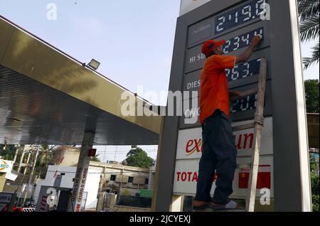 Travailleur changeant les prix à bord d'une pompe à carburant à Karachi jeudi, 16 juin 2022. Le dernier tour de la hausse aurait vu le prix de l'essence augmenter d'ici Rs24,03 et monter en flèche à Rs233,89, et le diesel sera vendu à Rs263,31up d'ici Rs16,31. Entre-temps, le nouveau prix du kérosène sera de Rs211,43 après une hausse de Rs29,49 et le prix du diesel léger sera de Rs207,47 après une augmentation de Rs29,16. Banque D'Images