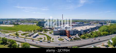 Cracovie, Pologne - 19 mai 2022: Centre ville de Bonarka. Un complexe de commerce, supermarchés et blocs de bureau avec la cheminée haute de l'ancienne usine dans cette pl Banque D'Images