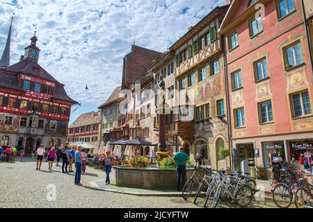 23 août 2017 Stein am Rhein, Suisse. Peintures sur les façades de vieux bâtiments, touristes dans le centre-ville. Banque D'Images