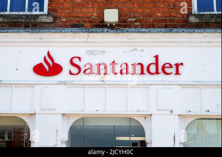 Chesterfield, Royaume-Uni- 14 mai 2022: Banque Santander à Chesterfield, Angleterre Banque D'Images