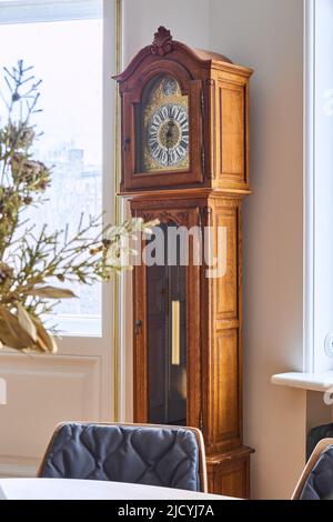 Horloge vintage avec pendule dans l'appartement Banque D'Images