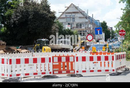 Chantier de construction de routes avec barrières et construction d'une maison Banque D'Images