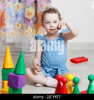 belle fille joue des jouets dans la chambre Banque D'Images