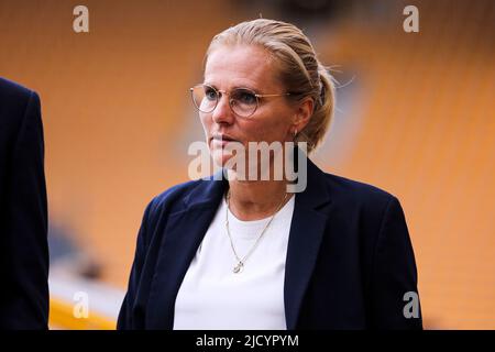 WOLVERHAMPTON, ROYAUME-UNI. 16th JUIN Sarina Wiegman responsable de l'Angleterre pré-match lors du match international amical entre England Women et la Belgique à Molineux, Wolverhampton, le jeudi 16th juin 2022. (Credit: Tom West | MI News) Credit: MI News & Sport /Alay Live News Banque D'Images