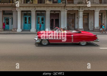 Une belle voiture d'époque cabriolet de Chevrolet rouge des années 1950 traverse la vieille Havane, Cuba Banque D'Images