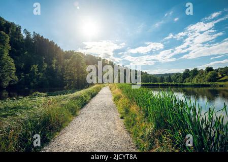 Après-midi dans le petit vieux village de Hals près de Passau, Basse-Bavière et lac sur la rivière Ilz avec aire de pique-nique. Image en tons. Banque D'Images