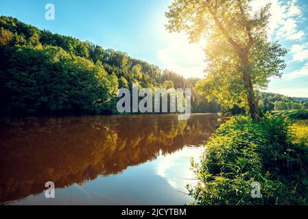 Après-midi dans le petit vieux village de Hals près de Passau, Basse-Bavière et lac sur la rivière Ilz avec aire de pique-nique. Image en tons. Banque D'Images